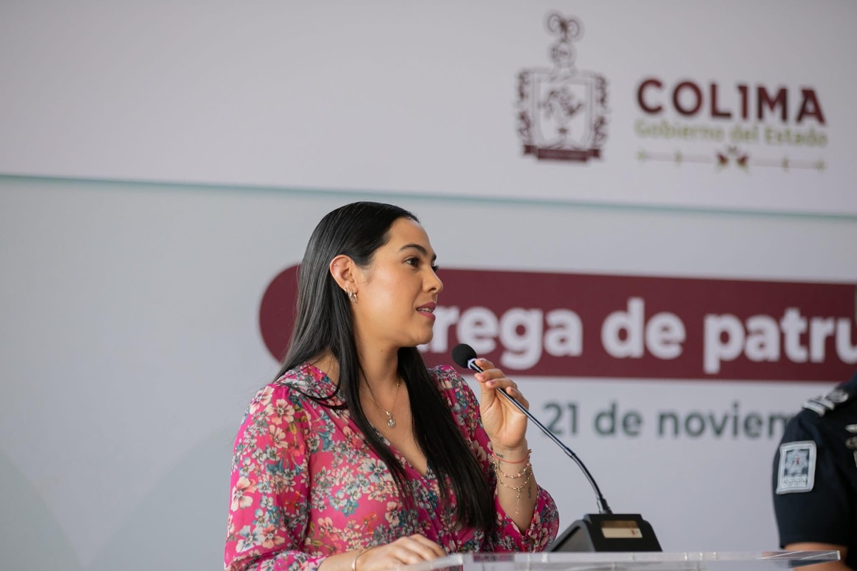 (Imagen tomada del Facebook de Gobierno Colima en un evento de la gobernadora Indira Vizcaíno Silva)