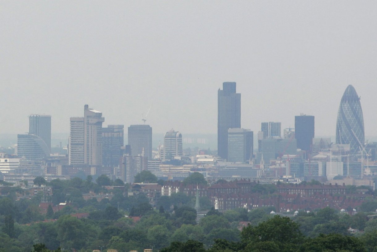 El cielo de Londres con altos niveles de contaminación en el aire. (Foto de archivo de Tom Hevezi de la agencia EFE)