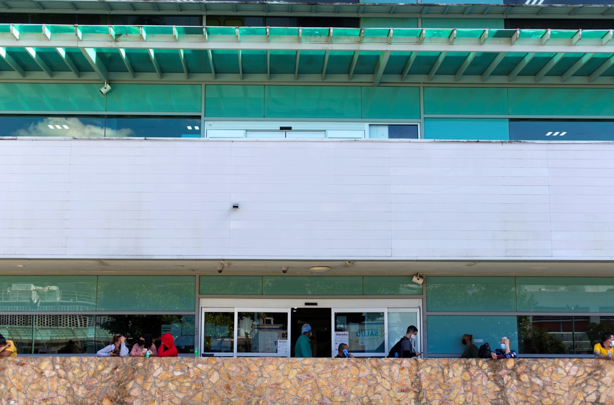 Personas esperan en el Hospital Centro Médico en San Juan (Puerto Rico). (Foto de archivo de Thais Llorca de la agencia EFE)