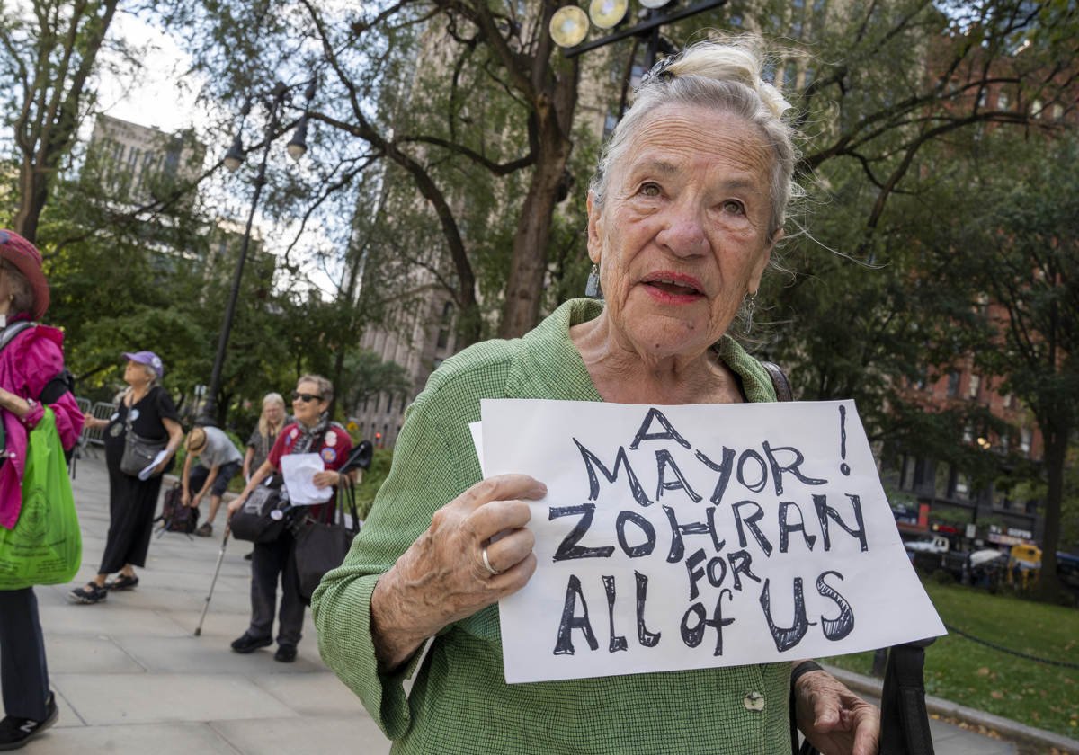Una adulto mayor participa en un evento del alcalde de Nueva York, Zohran Mamdani. (Foto de archivo de Ángel Colmenares de la agencia EFE)