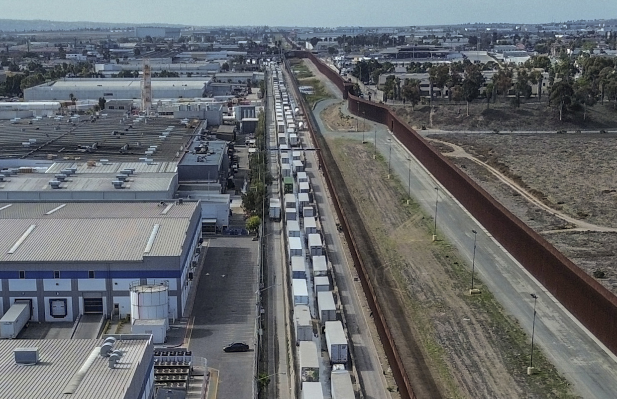 Una fila de camiones esperando para cruzar la frontera con Estados Unidos en Tijuana (México). (Foto de archivo de Joebeth Terríquez de la agencia EFE)