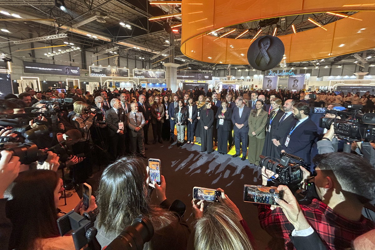 Minuto de silencio con el que Andalucía ha abierto su participación en la Feria Internacional del Turismo (Fitur), en memoria de las víctimas del accidente ferroviario de Adamuz (Córdoba). (Foto de Fermín Cabanillas de la agencia EFE)