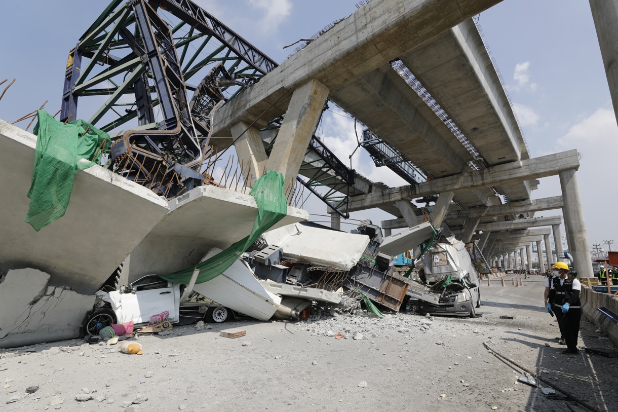 Agentes de la policía forense inspeccionan el lugar donde una grúa y una viga de hormigón se derrumbaron durante la construcción de la autopista Rama 2-Samut Sakhon en Mahachai, provincia de Samut Sakhon, Tailandia. (Foto de Narong Sangnak de la agencia EFE/EPA)