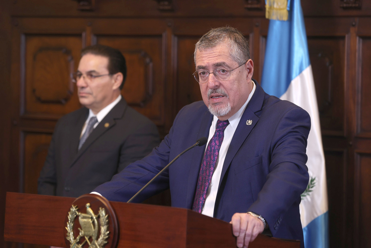 El presidente de Guatemala, Bernardo Arévalo de León, habla durante una rueda de prensa en el Palacio Nacional de la Cultura, en Ciudad de Guatemala (Guatemala). (Foto de Mariano Macz de la agencia EFE)