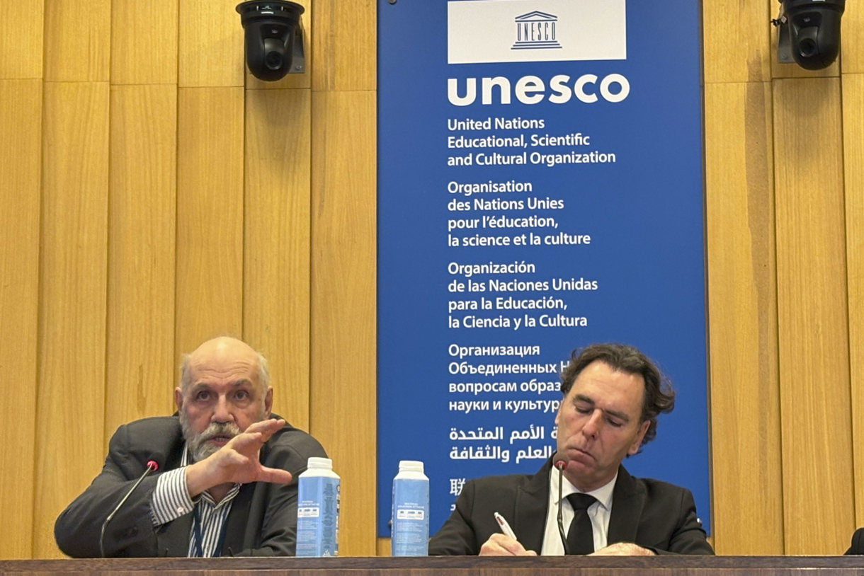 El miembro del Comité Consultivo Nacional de la Ética Digital Nicolas Curien (i), junto al moderador el periodista y profesor Christophe Rioux (d) durante una conferencia de la Unesco sobre nuevas tecnologías, este viernes, en París. (Foto de Pol Lloberas Cardona de la agencia EFE)