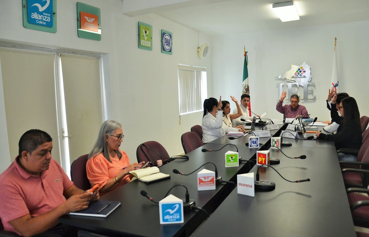 Imagen tomada de las redes sociales del Instituto Electoral del Estado de Colima (IEE), de una sesión de los consejeros electorales.