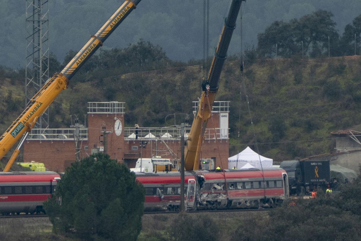 Las grúas siguen trabajando en el convoy del tren Iryo que circulaba hacia Madrid procedente de Málaga descarriló e impactó contra un Alvia que viajaba desde la capital en dirección a Huelva el pasado domingo, este miércoles en el que se cumple el tercer día tras el siniestro y las víctimas se han elevado a 43 personas. (Foto de David Arjona de la agencia EFE)