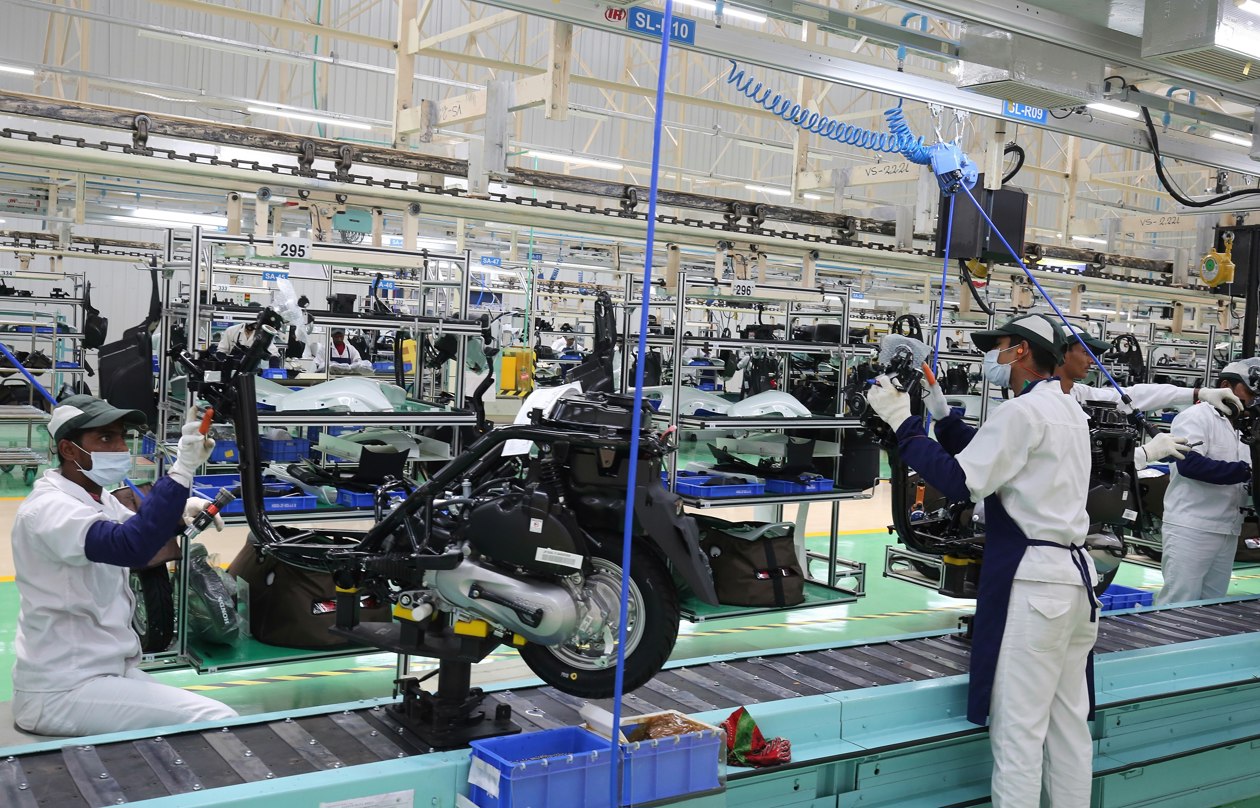 Trabajadores de la Honda Motorcycle and Scooter India Pvt. Ltd. (HMSI) ensamblan uno de sus modelos en la planta Narsapura, en Bangalore, India. (Foto de Jagadeesh NV de la agencia EFE/ EPA)