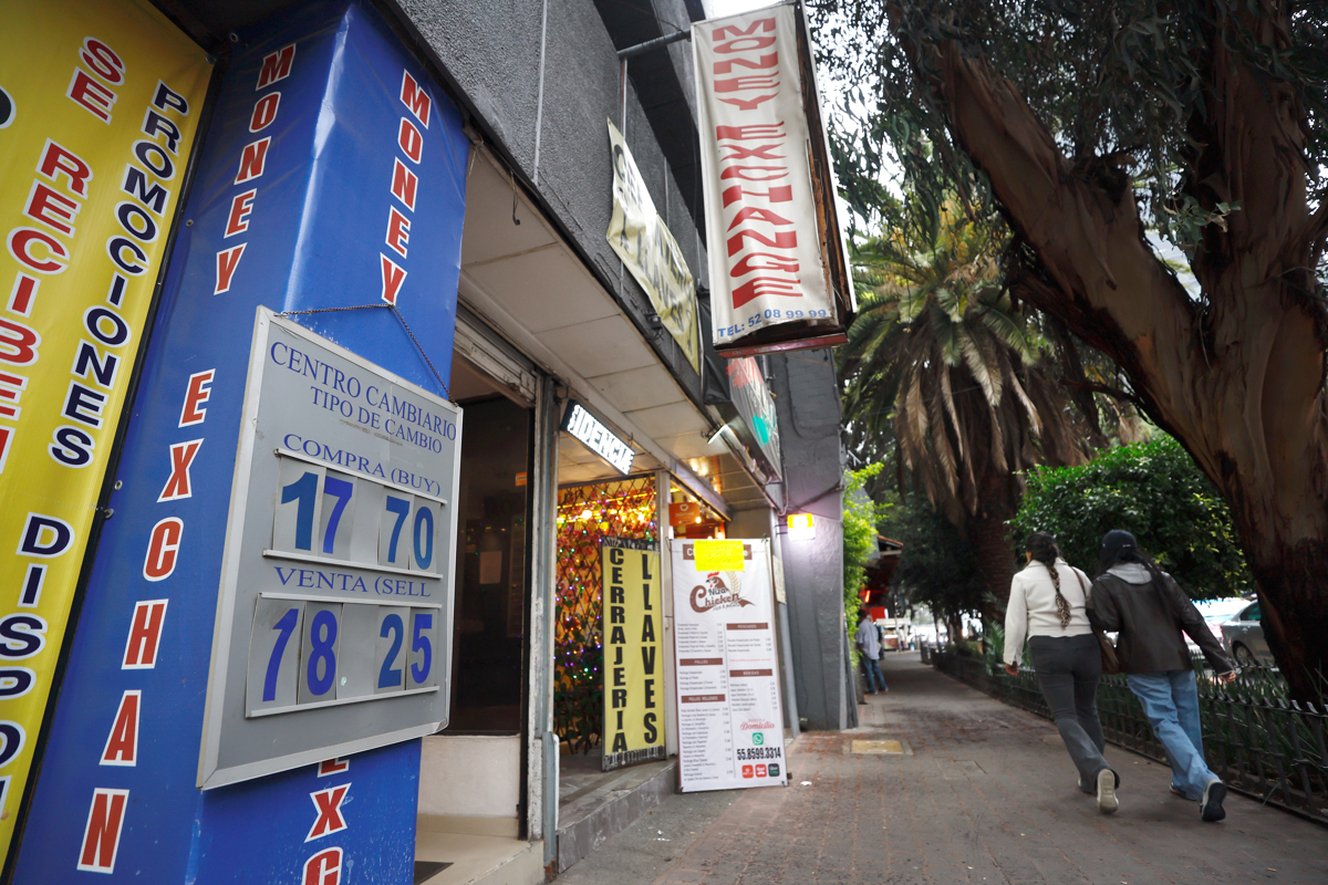 Personas caminando frente a una casa de cambio, en Ciudad de México (México). (Foto de archivo de Sáshenka Gutiérrez de la agencia EFE)