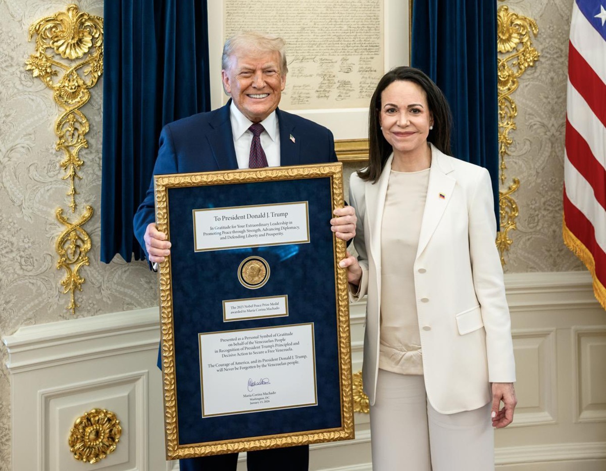 Fotografía tomada a través de rastreo de redes que muestra al presidente de Estados Unidos, Donald Trump, posando junto a la líder opositora venezolana María Corina Machado este jueves, en Washington (EUA). Machado entregó a Trump la medalla del Premio Nobel de la Paz, enmarcada con un mensaje de “gratitud” del pueblo venezolano por sus acciones para lograr “su libertad”. (Foto Rastreo de Redes/EFE)