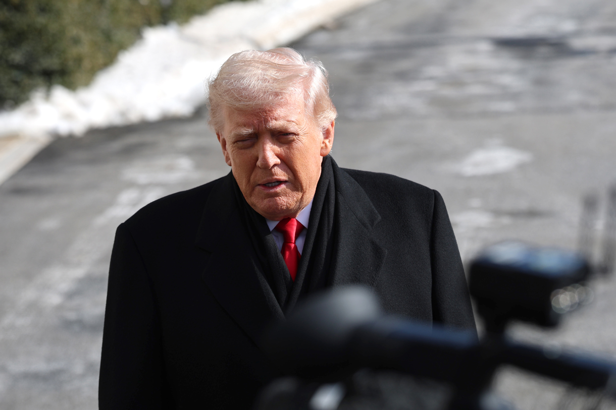 El presidente de Estados Unidos, Donald Trump, habla con periodistas este martes, en la Casa Blanca en Washington (Estados Unidos). (Foto de Octavio Guzmán de la agencia EFE)