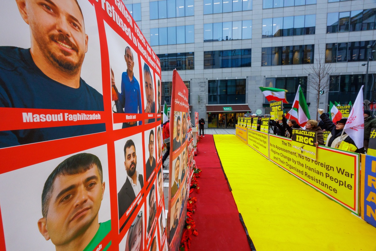 Los partidarios del Consejo Nacional de la Resistencia de Irán se manifiestan en Bruselas para instar a la UE a incluir a los Cuerpos de la Guardia Revolucionaria Islámica RGC en la lista negra como organización terrorista durante una reunión de los ministros de Asuntos Exteriores de Europa en Bruselas, Bélgica, 29 de enero de 2026. (Foto de Olivier Matthys de la agencia EFE/EPA)