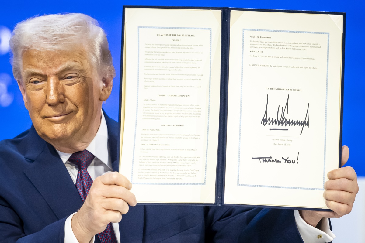 El presidente de EUA Donald Trump sostiene una carta fundacional firmada en la reunión de la “Junta de la Paz” durante la 56ª reunión anual del Foro Económico Mundial (WEF), en Davos, Suiza, 22 de enero de 2026. (Foto de Gian Ehrenzeller de la agencia EFE/EPA)