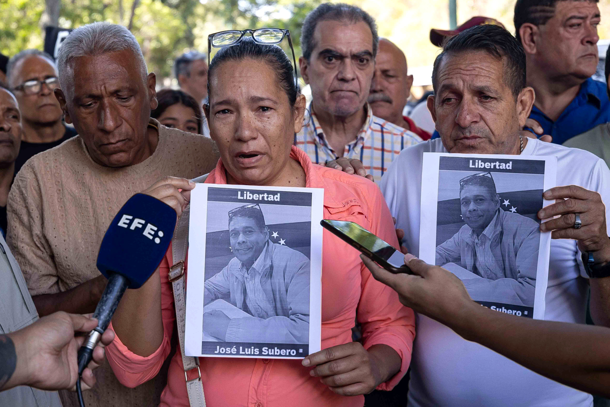 Nancy Subero, esposa del detenido, José Luis Subero, habla durante una protesta en las afueras de la Universidad Central de Venezuela este lunes, en Caracas (Venezuela). (Foto de Ronald Peña R de la agencia EFE)