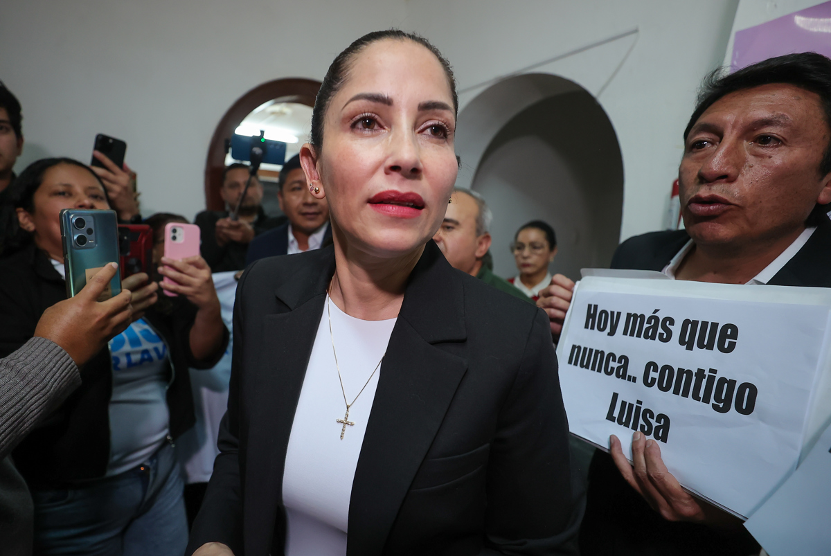 La excandidata presidencial del correísmo Luisa González habla con periodistas este miércoles, en Quito (Ecuador). (Foto de José Jácome de la agencia EFE)