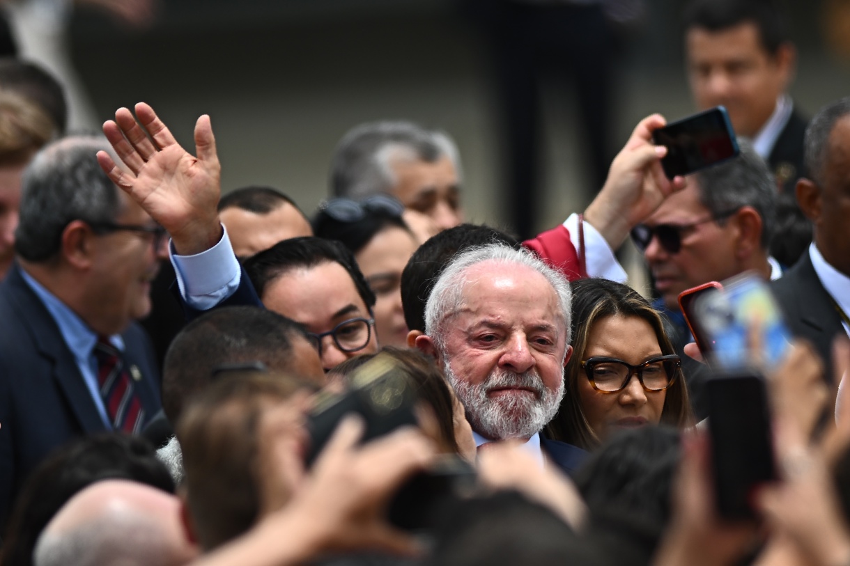 Fotografía del 8 de enero de 2026 del presidente de Brasil, Luiz Inácio Lula da Silva (c), frente al Palacio del Planalto en Brasilia (Brasil). (Foto de Andre Borges de la agencia EFE)