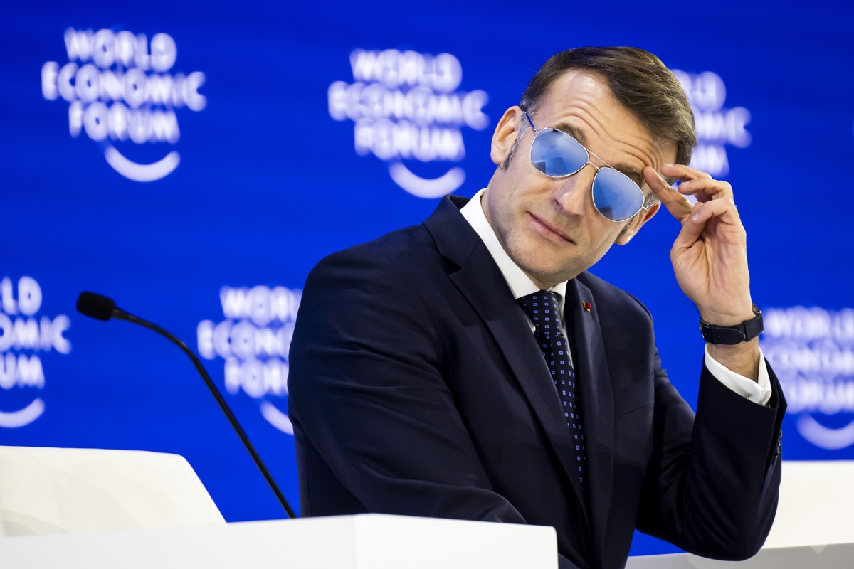 El presidente francés Emmanuel Macron hace gestos durante una sesión plenaria en el Salón del Congreso durante la 56ª reunión anual del Foro Económico Mundial (WEF) en Davos, Suiza, 20 de enero de 2026. (Foto de Gian Ehrenzeller de la agencia EFE/EPA)