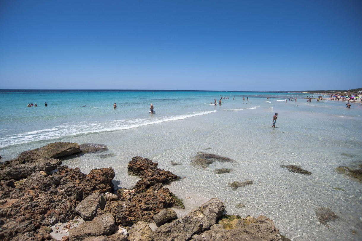 El mar Mediterráneo desde la playa de Son Bou, Menorca (Baleares, España). (Foto de archivo de David Arquimbau Sintes de la agencia EFE)