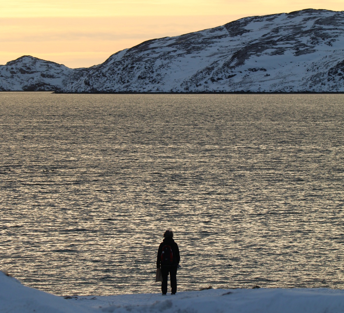 Una persona observa el mar este miércoles, en Nuuk (Groenlandia). (Foto de Julio César Rivas de la agencia EFE)