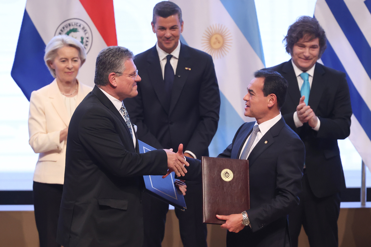 El comisario de Comercio y Seguridad Económica, Maroš Šefčovič (i), y el ministro de Relaciones Exteriores de Paraguay, Rubén Ramírez (d), se saludan en la firma del acuerdo UE-Mercosur del pasado 17 de enero. (Foto de Juan Pablo Pino de la agencia EFE)