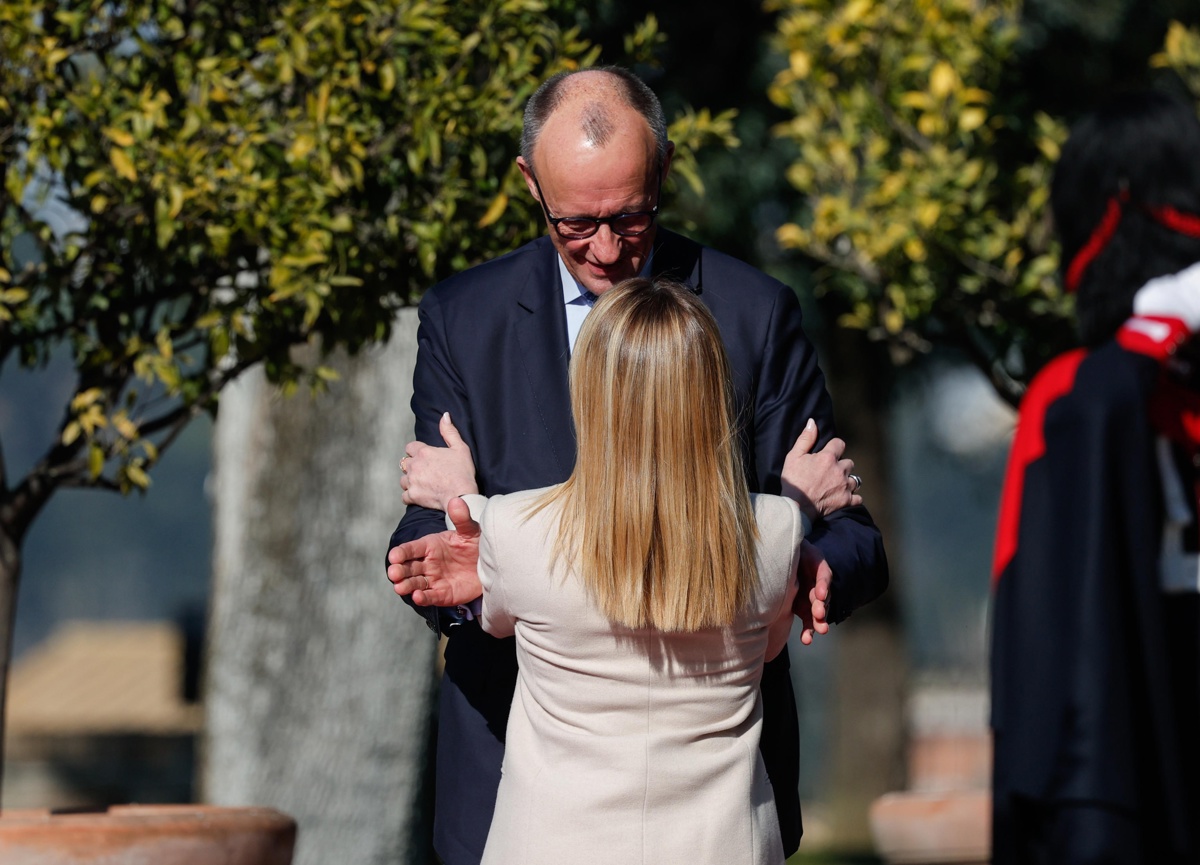 La primera ministra italiana, Giorgia Meloni (al frente), y el canciller alemán, Friedrich Merz, asisten a una reunión intergubernamental Italia-Alemania en Villa Doria Pamphilj en Roma, Italia, el 23 de enero de 2026. (Foto de Giuseppe Lami de la agencia EFE/EPA)