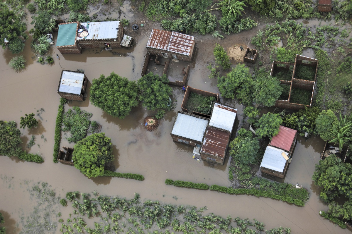 Una zona inundada el pasado 20 de enero entre las regiones de Maputo y Gaza, en Mozambique. (Foto de archivo de Luisa Nhantumbo de la agencia EFE/EPA)