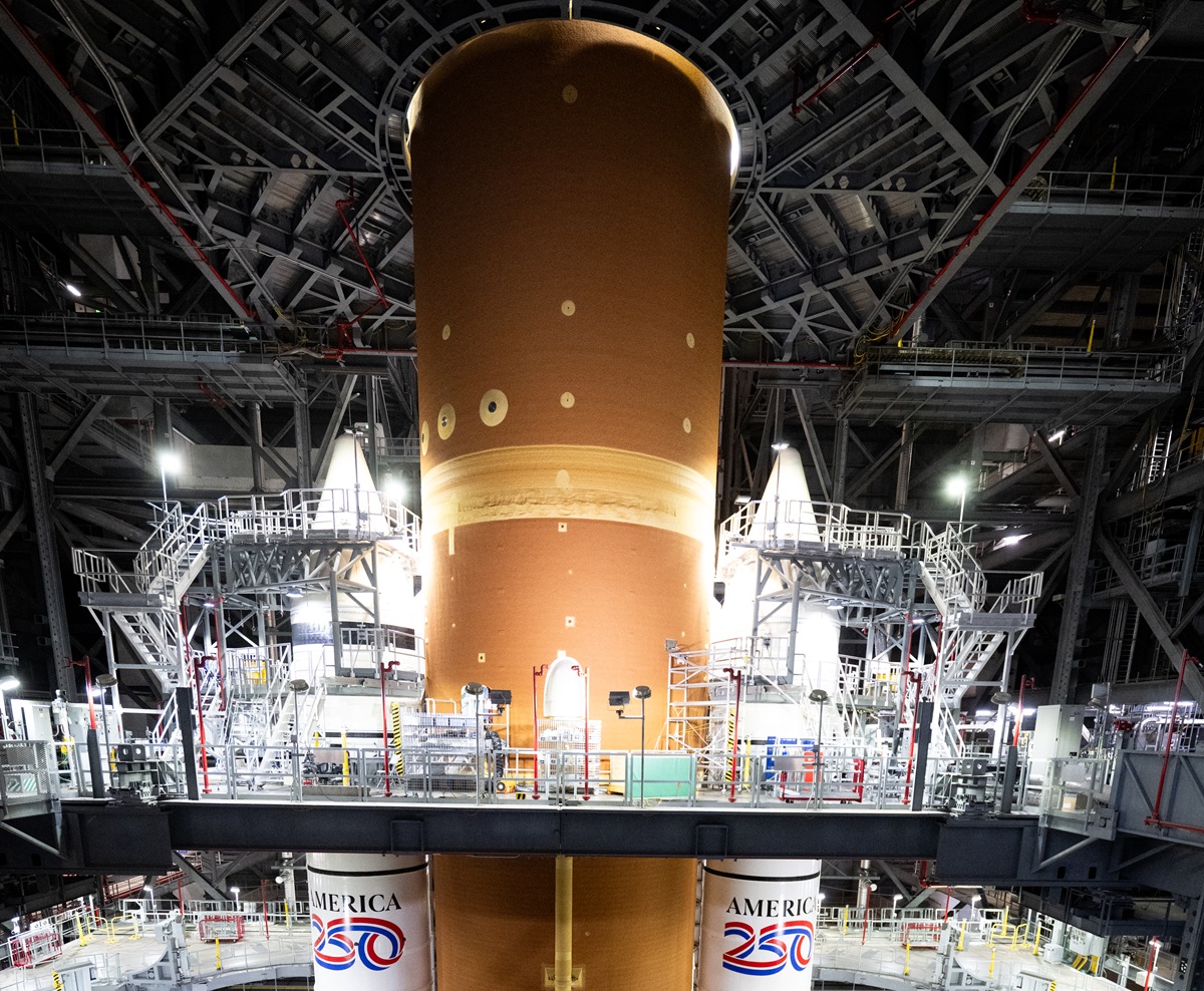 Imagen cedida del 20 de diciembre de 2025, cedida por la NASA que muestra el cohete SLS (Space Launch System) dentro de la plataforma de lanzamiento número 3 del Edificio de Ensamblaje de Vehículos, en Cabo Cañaveral (Estados Unidos). (Foto de Joel Kowsky de la NASA cedida la agencia informativa EFE)