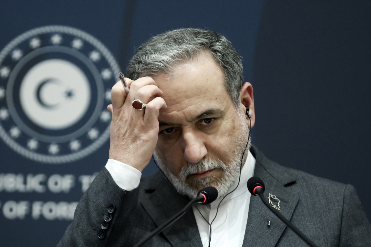 El ministro de Exteriores de Irán, Abbas Araghchi, se ha mostrado este viernes dispuesto a negociar con Estados Unidos una solución diplomática al conflicto por el programa nuclear iraní, en declaraciones a los medios en Estambul. (Foto de Erdem Sahin de la agencia EFE)
