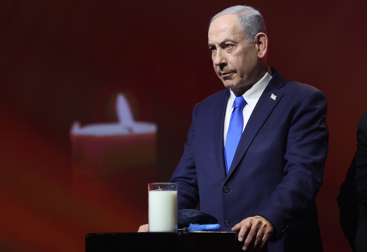 El primer ministro de Israel, Benjamín Netanyahu, enciende velas en memoria de las víctimas del ataque a tiros de Sídney durante la segunda “Conferencia Internacional sobre la Lucha contra el Antisemitismo - Generación de la Verdad” en Jerusalén, el 26 de enero de 2026. (Foto de Abir Sultan de la agencia EFE/EPA)