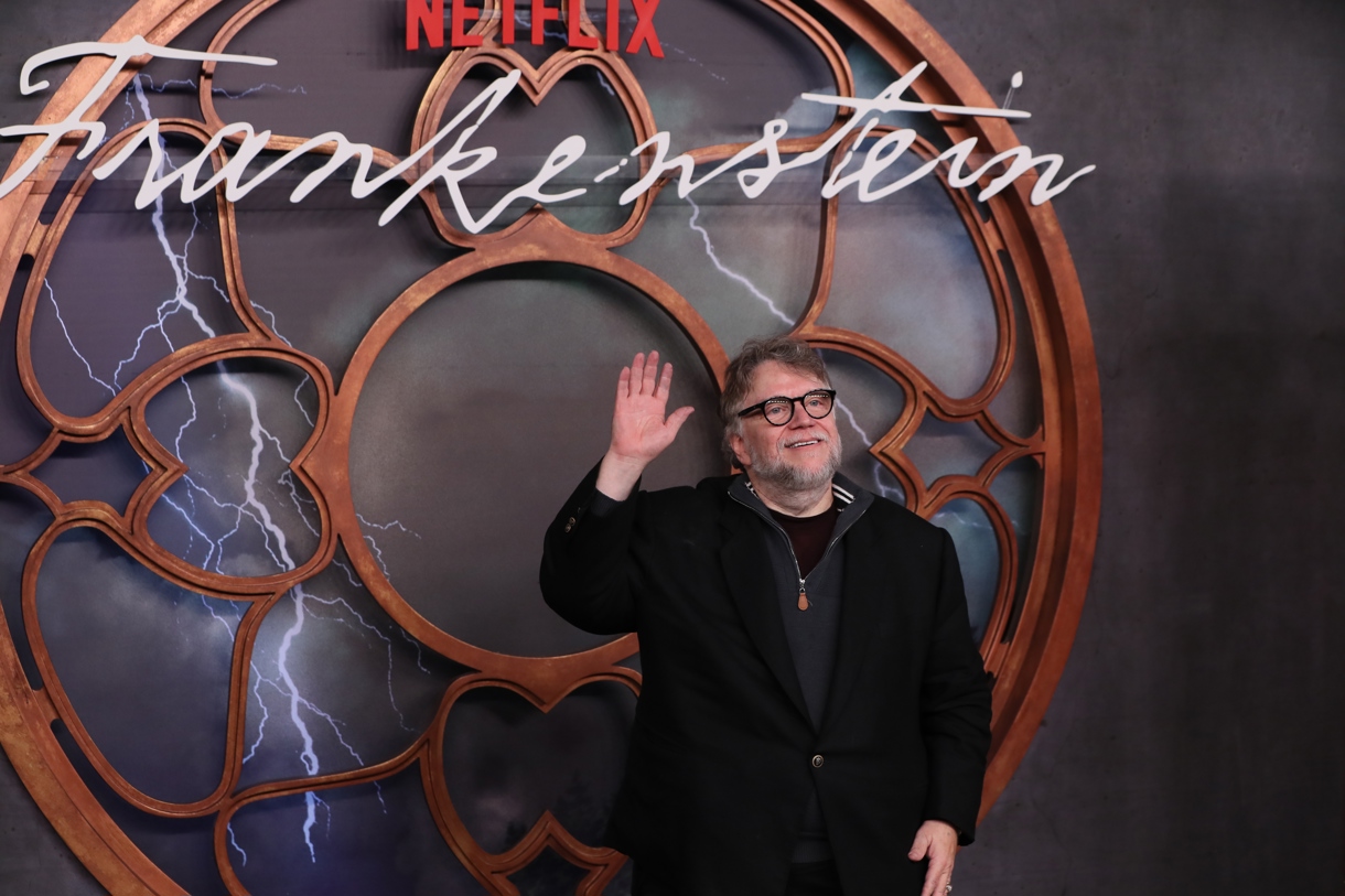 El cineasta mexicano Guillermo del Toro posa durante la alfombra roja de la película de “Frankenstein” en Ciudad de México (México). (Foto de archivo de Mario Guzmán de la agencia EFE)