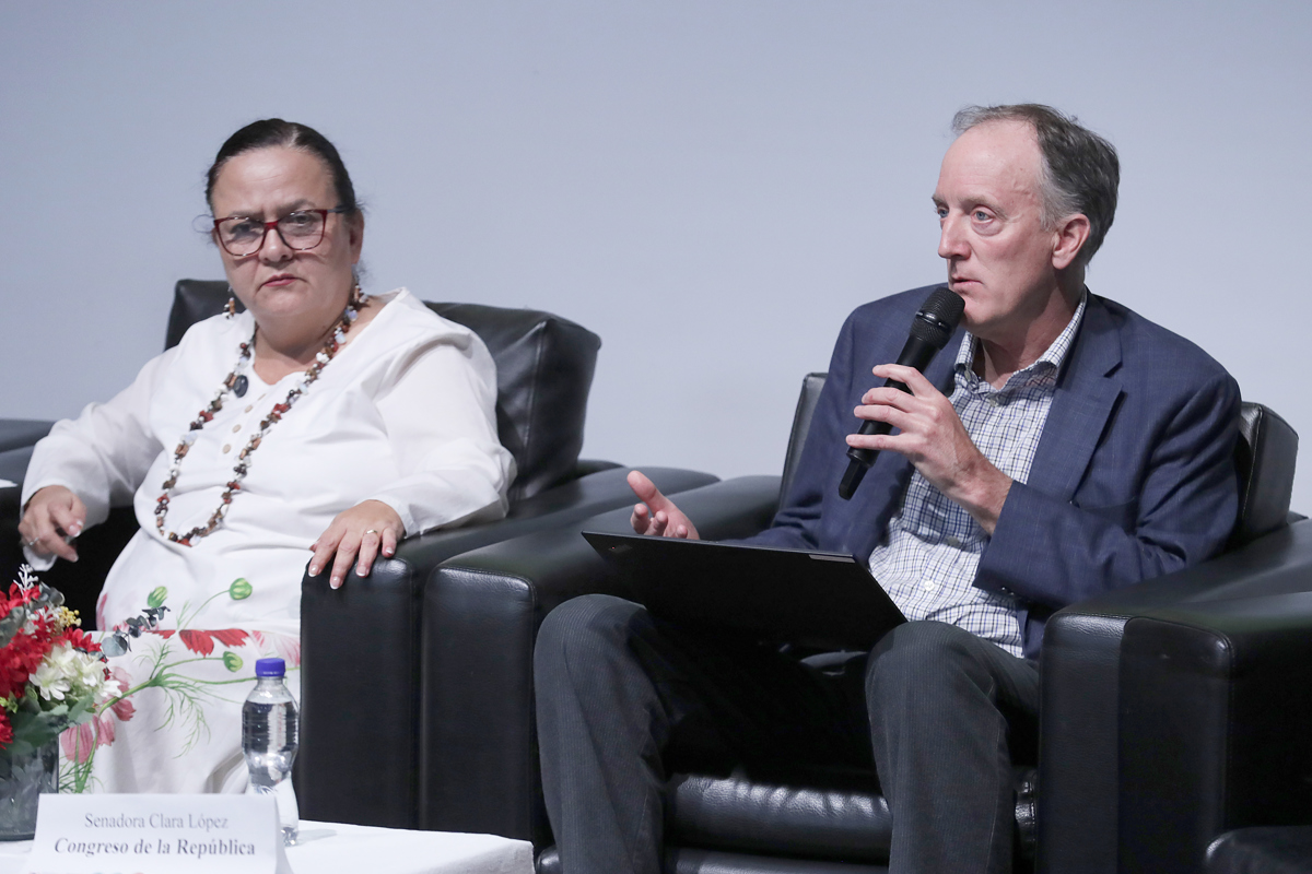 El representante de la ONU para los Derechos Humanos en Colombia, Scott Campbell, habla junto a la consejera presidencial para las regiones del Gobierno de Colombia, Luz María Múnera, durante un foro este martes, en el Centro de Memoria, Paz y Reconciliación en Bogotá (Colombia). (Foto de Carlos Ortega de la agencia EFE)