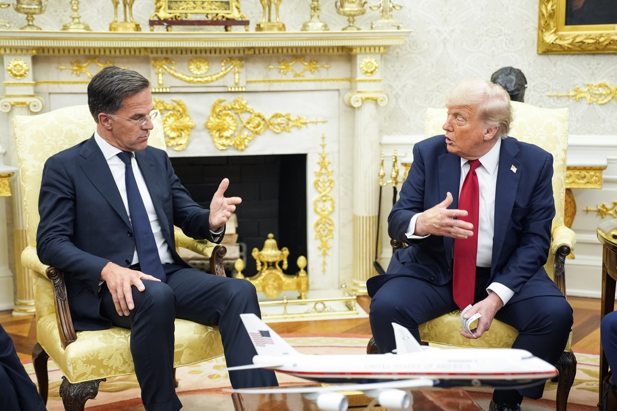 El presidente de Estados Unidos, Donald Trump (d), habla con el secretario general de la OTAN, Mark Rutte, durante un encuentro en el Despacho Oval de la Casa Blanca. (Foto de archivo de Yuri Gripas de la agencia EFE)