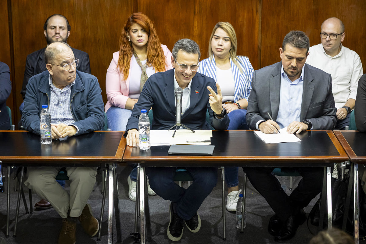 El parlamentario opositor Henrique Capriles (c) habla en una rueda de prensa este lunes, en Caracas (Venezuela). (Foto de Miguel Gutiérrez de la agencia EFE)