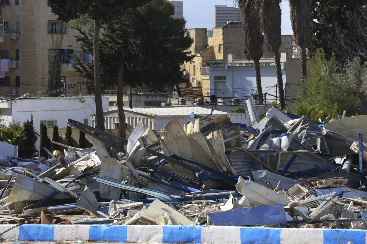 Demolición de la sede principal de UNRWA en Jerusalén, este martes. (Foto de Magda Gibelli de la agencia EFE)