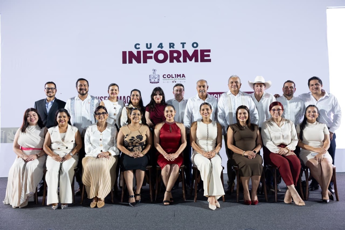 Imagen tomada de las redes sociales de la gobernadora Indira Vizcaíno, con motivo de su cuarto informe de gobierno donde se aprecia con parte importante de su gabinete de funcionarios.