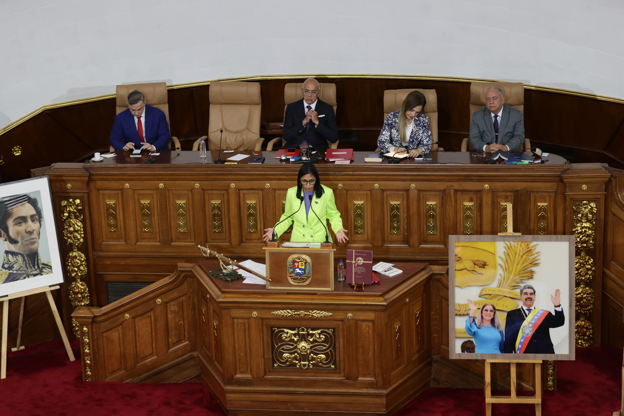 Foto de archivo de la presidenta encargada de Venezuela, Delcy Rodríguez (abajo), habla junto al fiscal general de Venezuela, Tarek William Saab (i-arriba), el presidente de la Asamblea Nacional, Jorge Rodríguez (2-i), la presidenta del Tribunal Supremo de Justicia, Caryslia Beatriz Rodríguez Rodríguez (2-d) y el presidente del consejo nacional electoral, Elvis Amoroso en Caracas (Venezuela). (Foto de Ronald Peña R. de la agencia EFE)