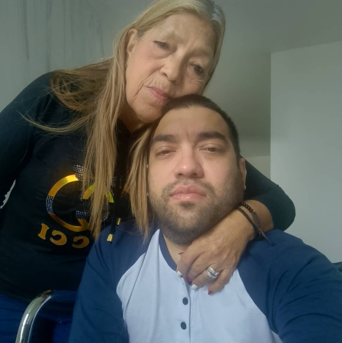 Fotografía tomada de la cuenta oficial en la red social X @sntpvenezuela del Sindicato Nacional de Trabajadores de la Prensa de Venezuela (SNTP) que muestra al periodista Ramón Centeno (d) luego de su excarcelación. (EFE/ @sntpvenezuela)