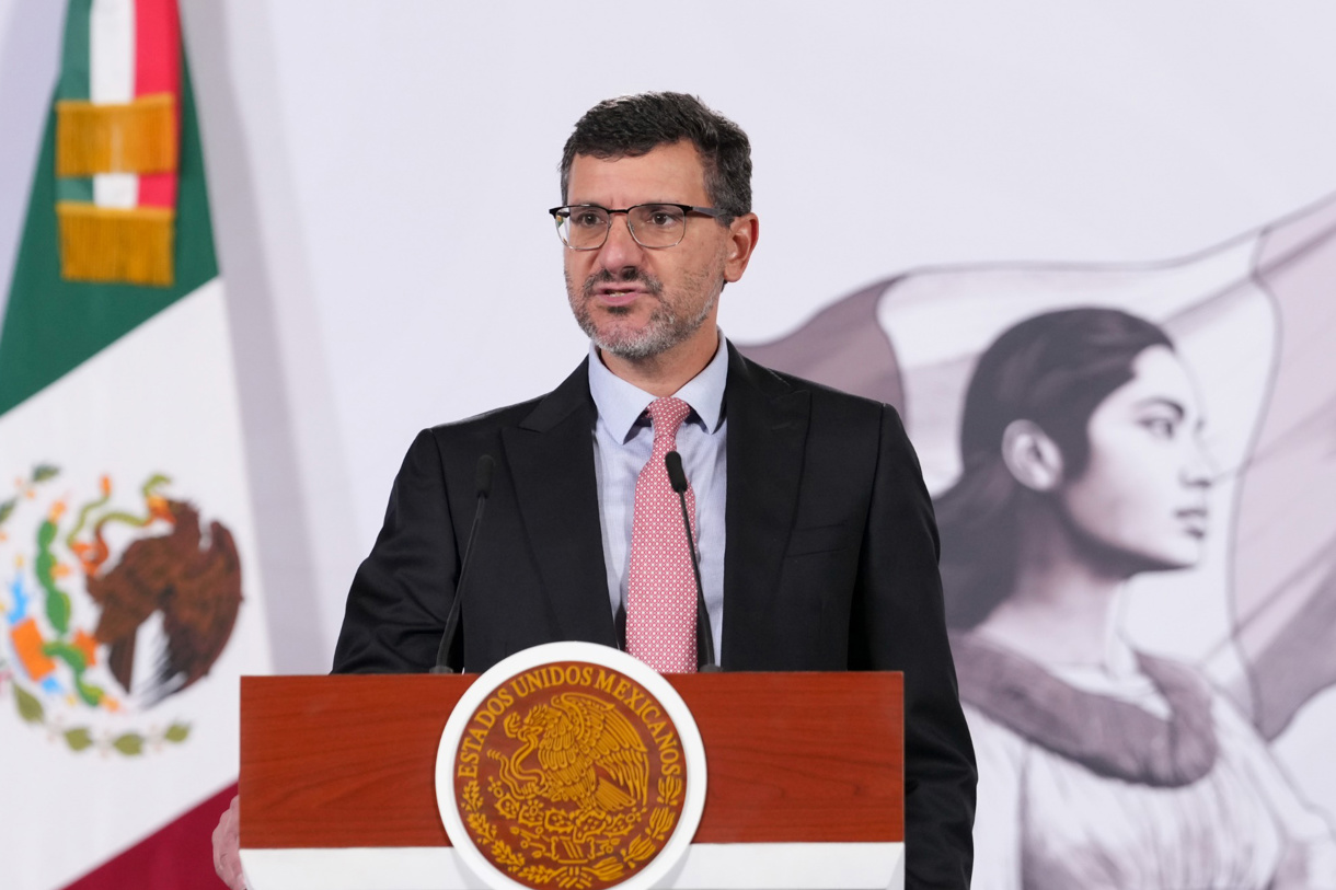 Imagen cedida por la Presidencia de México, del presidente global de Pilgrim's Pride, Fabio Sandri, durante una conferencia de prensa este jueves en el Palacio Nacional de la ciudad de México (México). (Foto EFE/ Presidencia de México)