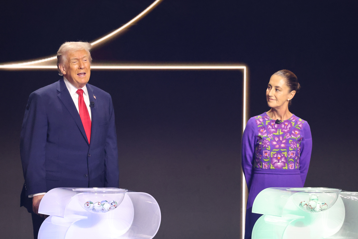 El presidente de Estados Unidos, Donald Trump (i), y la presidenta de México, Claudia Sheinbaum, asisten al sorteo del Mundial de Futbol FIFA 2026. Imagen de archivo. (Foto de archivo de Octavio Guzmán de la agencia EFE)