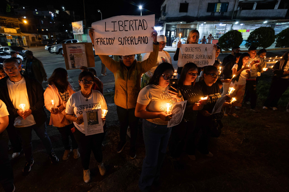 Imagen del 23 de enero de 2026 de personas en una vigilia frente al centro penitenciario Rodeo I este viernes, en Zamora estado de Miranda (Venezuela). (Foto de Ronald Peña R de la agencia EFE)