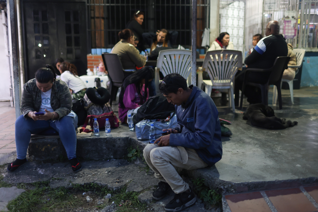 Familiares de presos políticos esperan cerca a la cárcel El Rodeo I este lunes, en Caracas (Venezuela). (Foto de Miguel Gutiérrez de la agencia EFE)