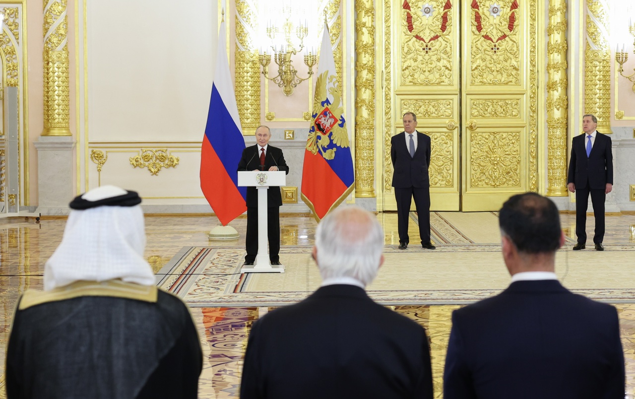 El presidente ruso, Vladimir Putin (centro-izquierda), pronuncia un discurso durante la ceremonia de presentación de credenciales de los embajadores extranjeros recién nombrados en el Gran Palacio del Kremlin en Moscú, Rusia, el 15 de enero de 2026. (Foto de Ramil Sitdikov de la agencia EFE/EPA)