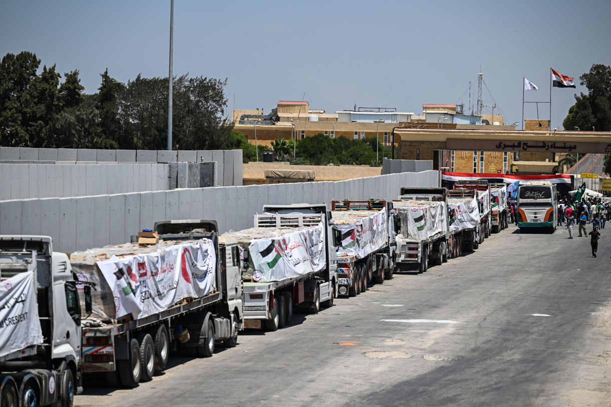 El líder del comité tecnócrata palestino respaldado por EUA, Ali Shaath, anunció este jueves en Davos (Suiza) la reapertura la próxima semana del paso fronterizo de Rafah, que une Egipto con la Franja de Gaza. En la imagen, camiones con ayuda humanitaria cruzan el paso de Rafah entre Egipto y Gaza, el 6 de agosto de 2025. (Foto de Mohamed Hossam de la agencia EFE)
