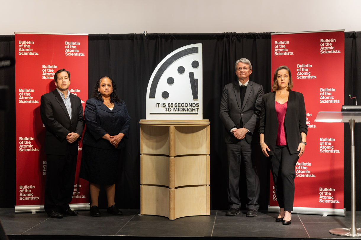 Fotografía cedida por el Boletín de Científicos Atómicos donde aparecen sus integrantes, de izquierda a derecha, Jon B. Wolfsthal, Asha M. George, Steve Fetter y Alexandra Bell presentando el Reloj del Juicio Final, fijado a 85 segundos para la medianoche, durante una rueda de prensa este martes, en Washington (Estados Unidos). (Foto de Christiani Inc/Boletín de Científicos Atómicos)