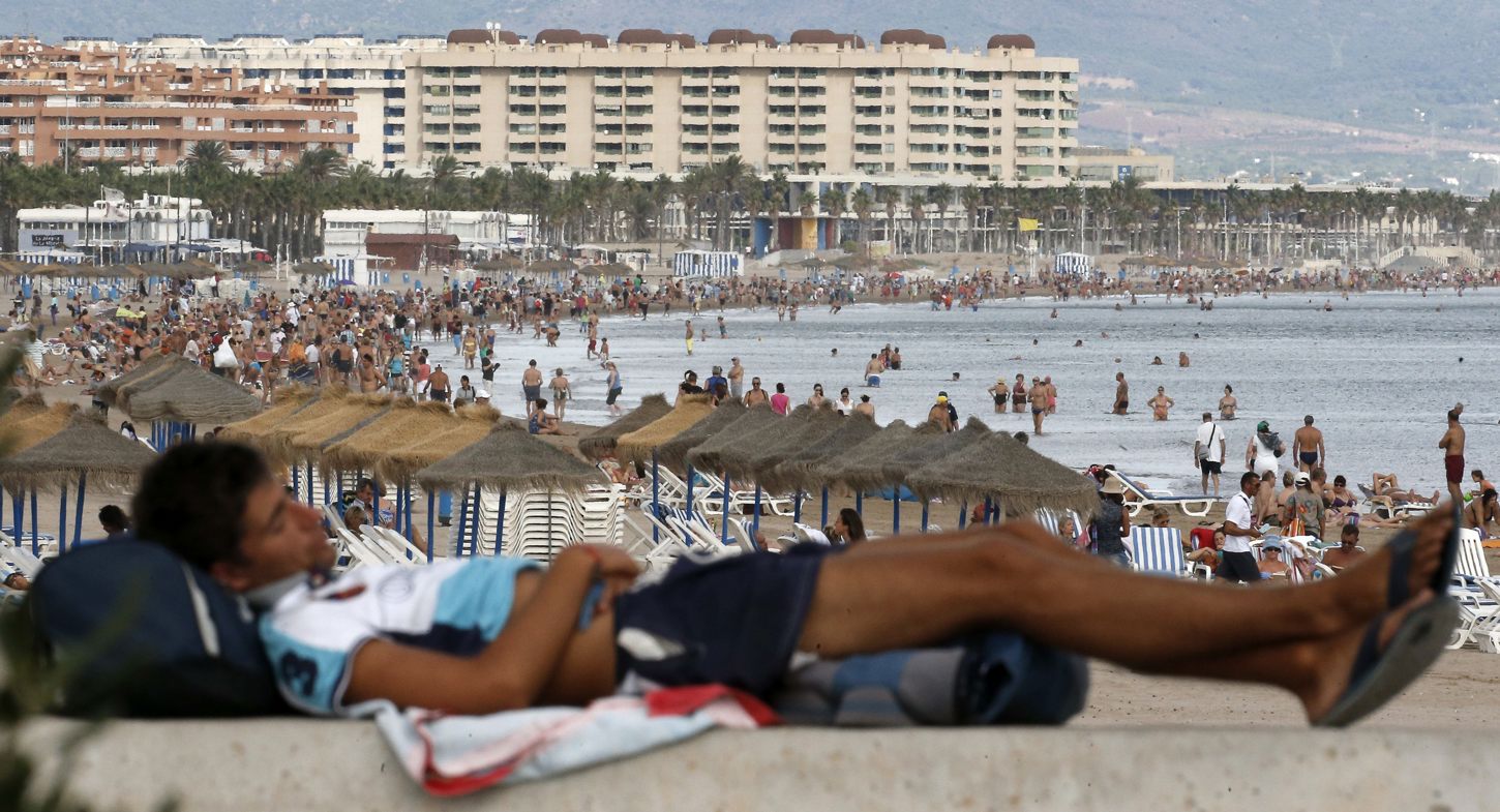 Una persona se echa la siesta en la playa. (Foto de archivo de Kai Försterling de la agencia EFE)