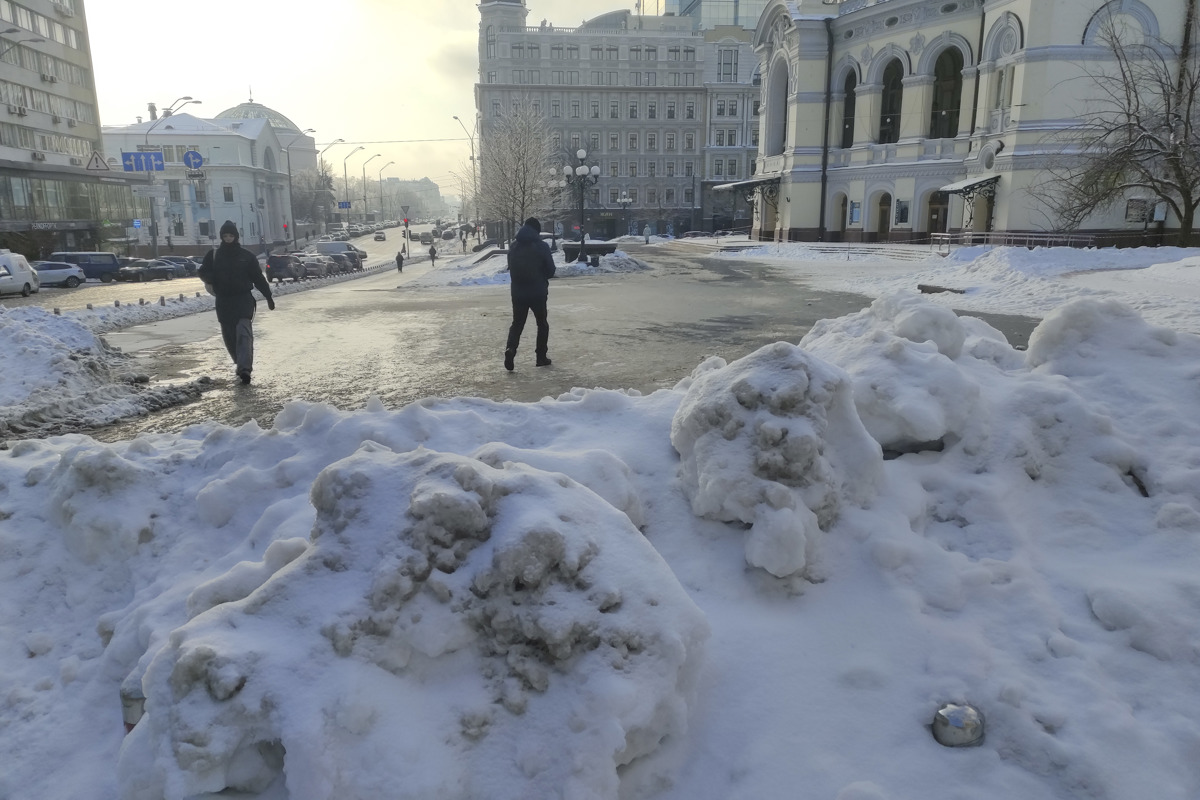 Vista de Kiev (Ucrania) este martes. Horas después de que el presidente de Ucrania, Volodímir Zelenski, advirtiera de los planes rusos de seguir dañando el sistema energético del país para dejar a la población sin luz y calefacción en medio de la ola de frío, Rusia lanzó un nuevo ataque aéreo masivo dirigido sobre todo contra infraestructuras de generación y subestaciones eléctricas. (Foto de Marcel Gascón de la agencia EFE)
