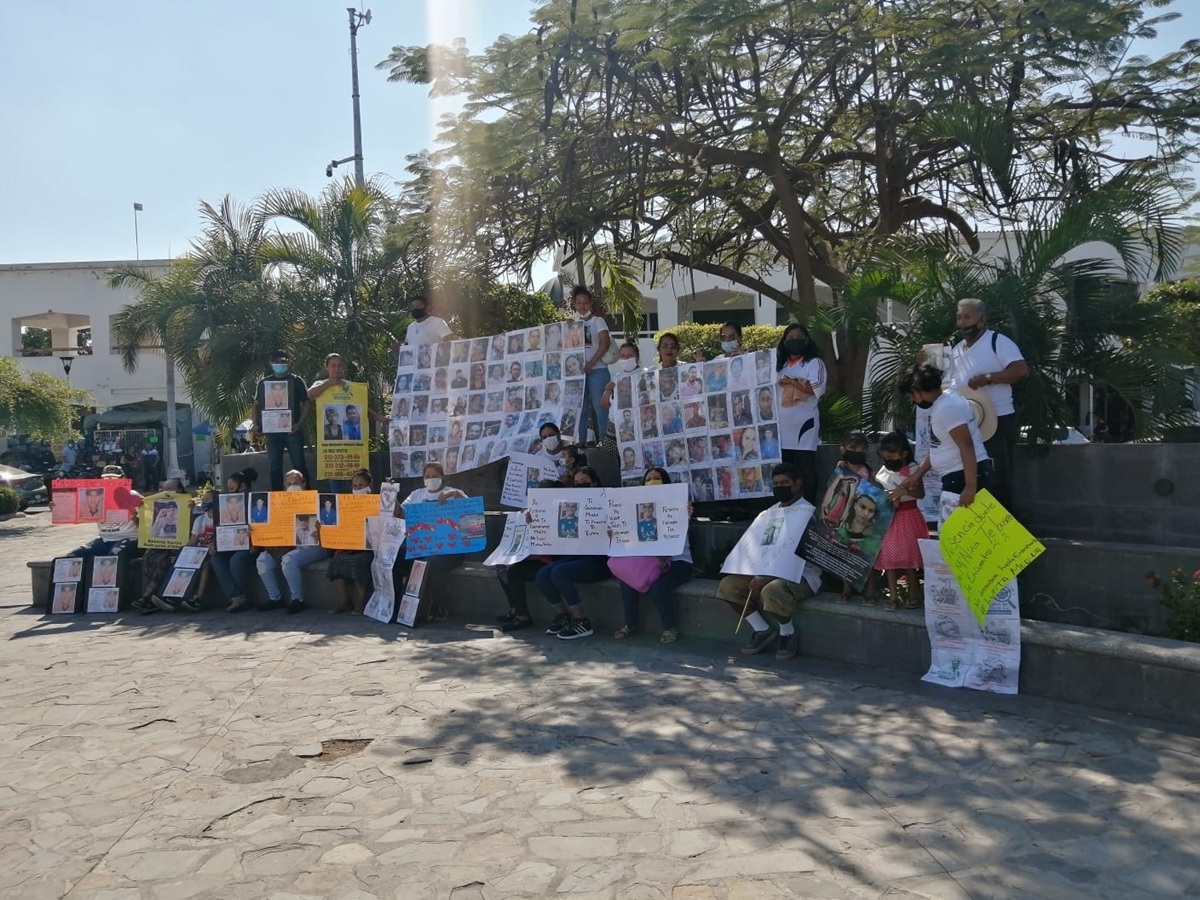 (Imagen tomada de las redes sociales del Colectivo Solidario Búsqueda de Desaparecidos A. C. División Tecomán, en una manifestación por sus desaparecidos)