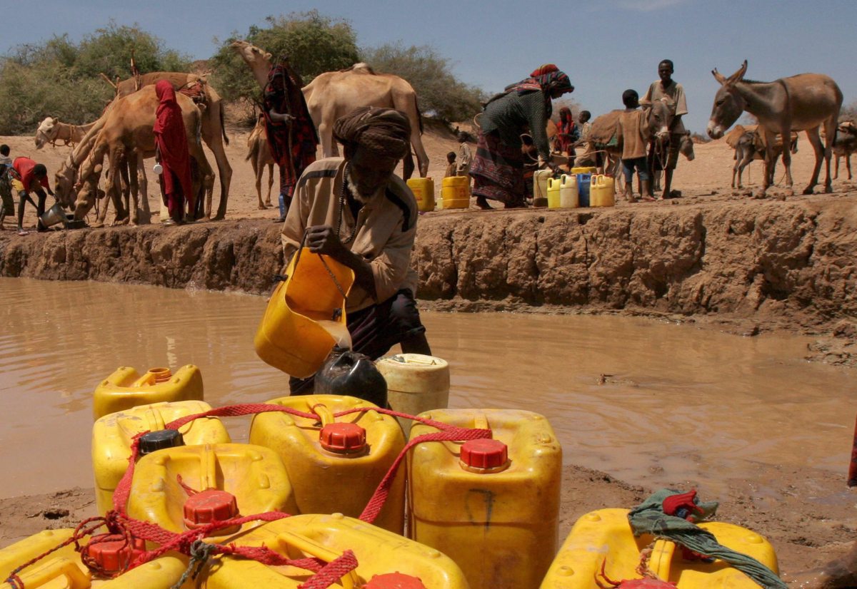 Un somalí recoge agua de una presa construida por el hombre en el pueblo de Bur-Dhuxunle al norte de Somalia, a 370 kilómetros al oeste de la capital Mogadiscio. (Foto de archivo de Thomas Mukoya de la agencia EFE)