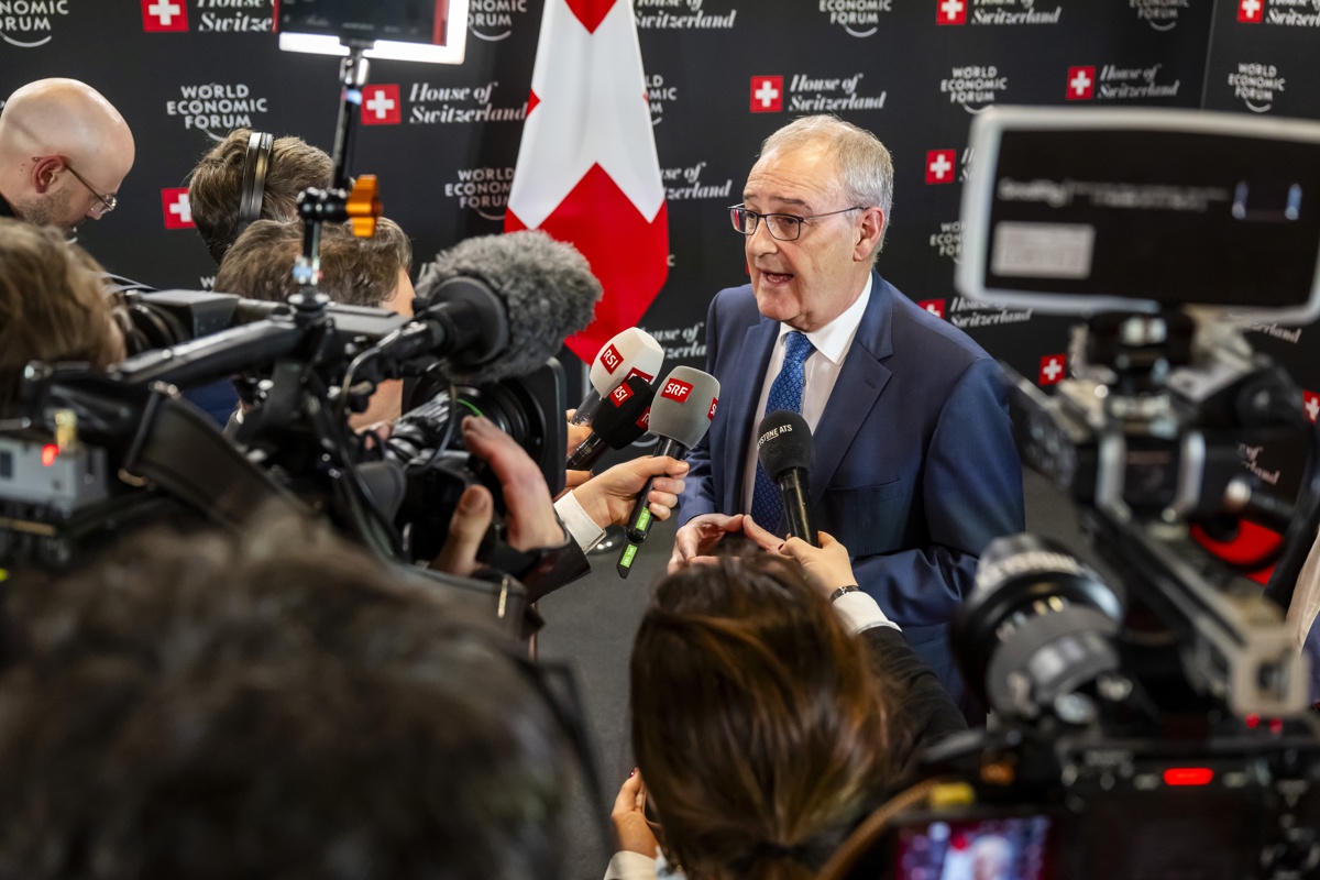 El presidente federal de Suiza, Guy Parmelin (R), habla con los reporteros después de una conferencia de prensa en la Casa de Suiza (HoS), en el margen de la 56ª reunión anual del Foro Económico Mundial (WEF) en Davos, Suiza, 20 de enero de 2026. (Foto de Laurent Gillieron de la agencia EFE/EPA)