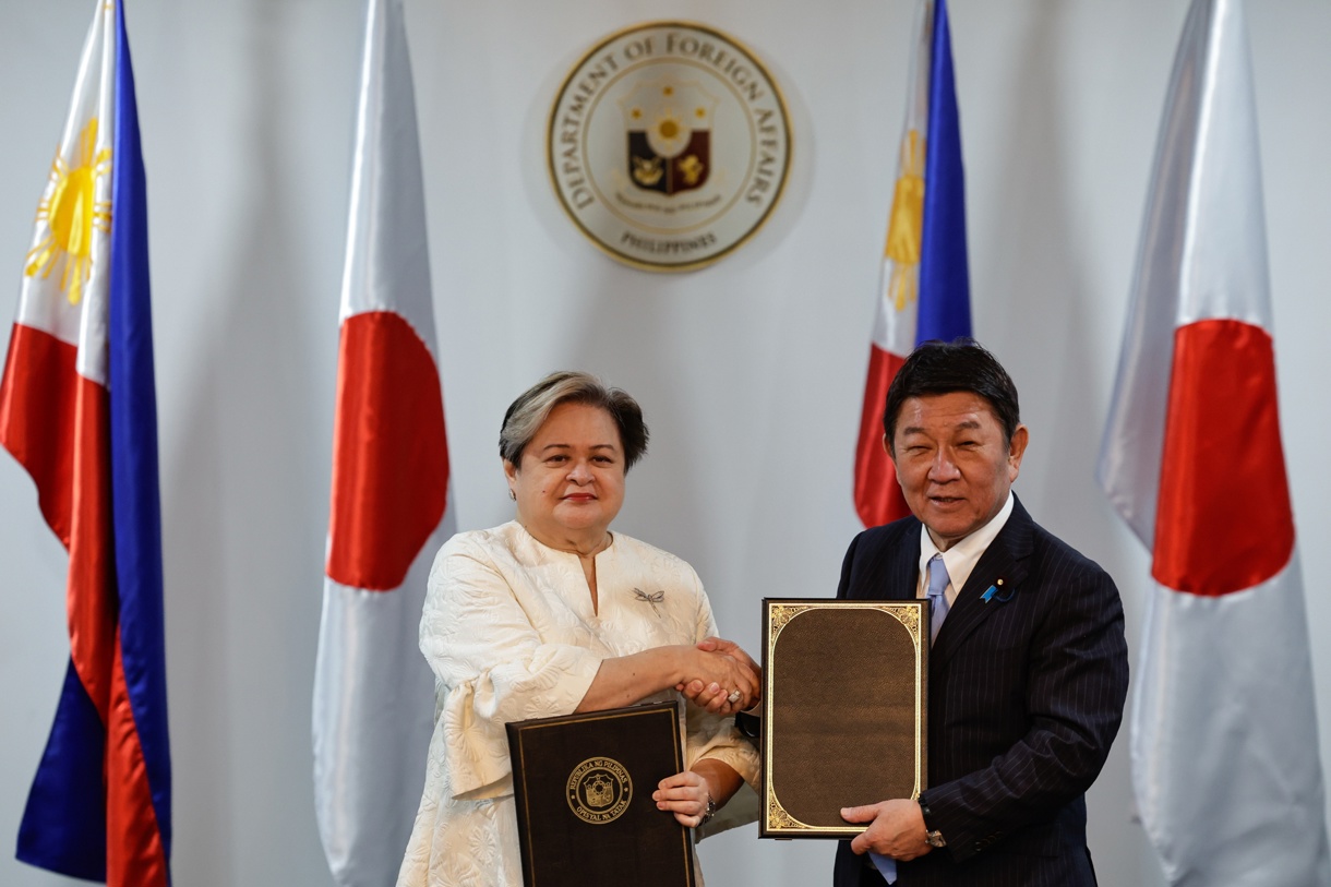La Secretaria de Relaciones Exteriores de Filipinas, María Theresa Lazaro (izq.), y el Ministro de Relaciones Exteriores de Japón, Toshimitsu Motegi (der.), sostienen los documentos del acuerdo en defensa firmado tras una reunión bilateral en Pasay City, Metro Manila, Filipinas. (Foto de Rolex de la Pena de la agencia EFE/EPA)